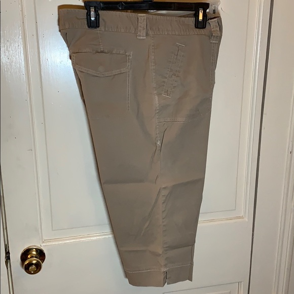 Eddie Bauer Pants - Women’s Eddie Bauer tan/Khaki Capri size 14